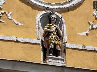 ...e della statuina di San Trifone, protettore di Montrone

